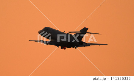 夕暮れに離陸上昇する航空自衛隊U-125A救難捜索機 夕暮れに離陸上昇する航空自衛隊U-125A救難捜索機 141526333