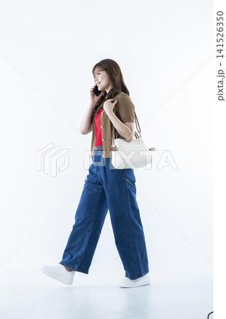 スマホで通話する若い女性 141526350