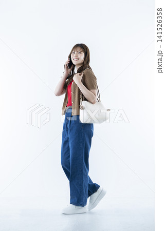 スマホで通話する若い女性 141526358