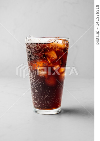 コーラの入ったガラスのグラス コーラの入ったガラスのグラス 141526518