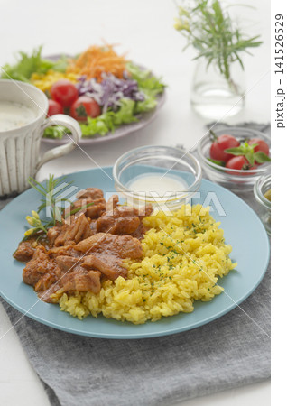 青いプレートに盛り付けられたバターチキンカレーと彩り野菜のランチセット 青いプレートに盛り付けられたバターチキンカレーと彩り野菜のランチセット 141526529
