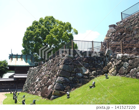 大和郡山城跡の力強い石垣と奥に佇む柳澤神社 141527220
