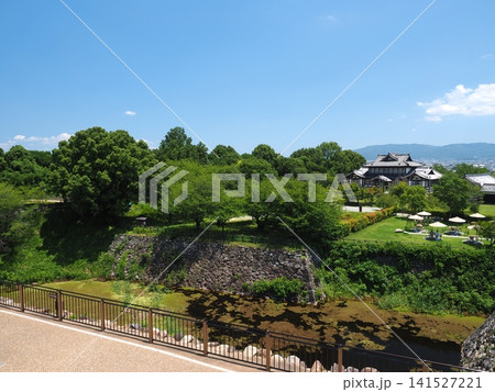 澄み渡る青空と緑豊かな大和郡山城跡の景観 澄み渡る青空と緑豊かな大和郡山城跡の景観 141527221
