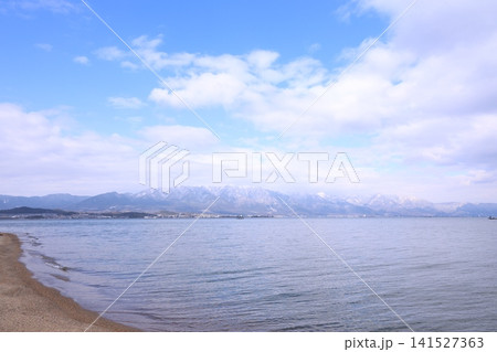 琵琶湖と雪化粧した山の風景 琵琶湖と雪化粧した山の風景 141527363