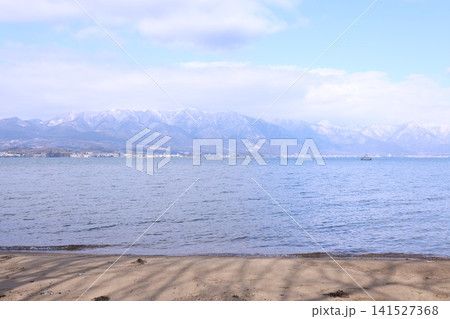 琵琶湖と雪化粧した山の風景 琵琶湖と雪化粧した山の風景 141527368