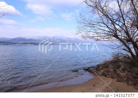 琵琶湖と雪化粧した山の風景 琵琶湖と雪化粧した山の風景 141527377