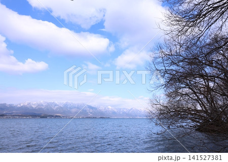 琵琶湖と雪化粧した山の風景 141527381