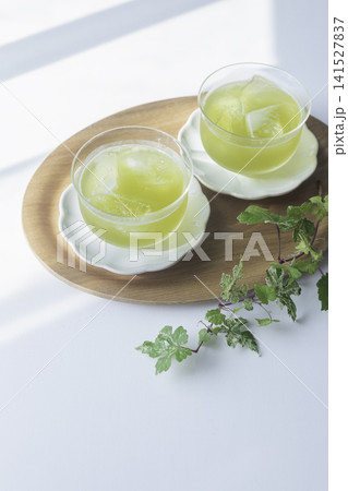 ノブドウを添えた冷たい緑茶 夏のティータイムと木漏れ日 ノブドウを添えた冷たい緑茶 夏のティータイムと木漏れ日 141527837