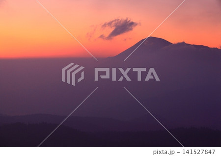 朝焼けに染まる空と岩手山 朝焼けに染まる空と岩手山 141527847