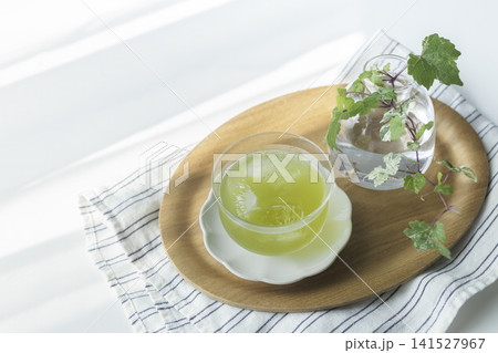 ノブドウを飾った花瓶と冷たい緑茶 夏のティータイムイメージ ノブドウを飾った花瓶と冷たい緑茶 夏のティータイムイメージ 141527967