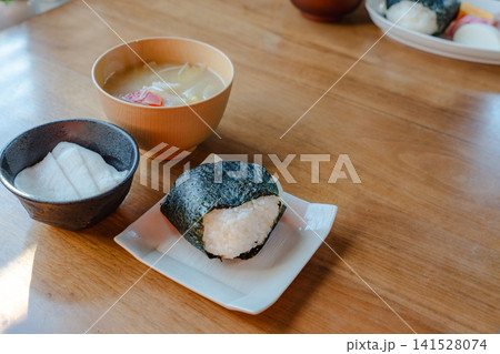 おにぎり、味噌汁、副菜の和食セット おにぎり、味噌汁、副菜の和食セット 141528074