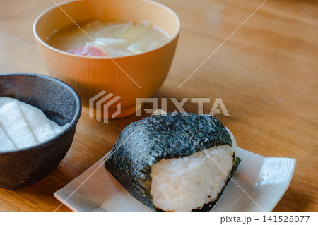 おにぎり、とろろ、味噌汁の和食セット おにぎり、とろろ、味噌汁の和食セット 141528077
