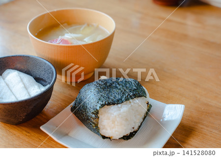 家庭的な雰囲気のおにぎり、味噌汁、副菜の和食膳 家庭的な雰囲気のおにぎり、味噌汁、副菜の和食膳 141528080