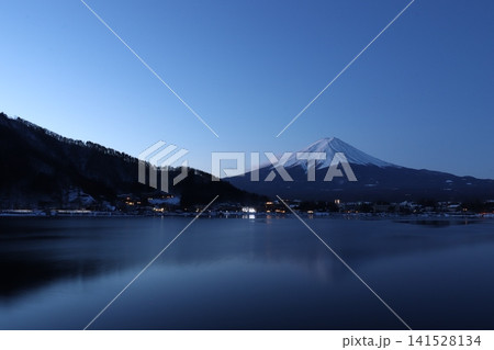 ブルーアワーの河口湖と雪化粧の富士山 冬の絶景 ブルーアワーの河口湖と雪化粧の富士山 冬の絶景 141528134