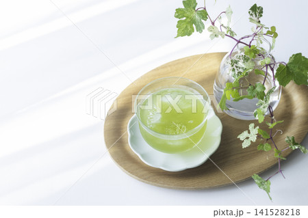 ノブドウを飾った花瓶と冷たい緑茶 夏のティータイムイメージ 141528218