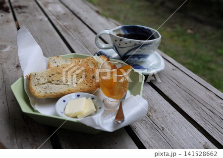 テラスで食べるトーストとコーヒー テラスで食べるトーストとコーヒー 141528662