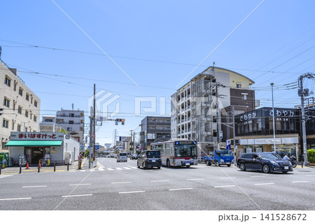 神奈川県横浜市の都市風景 高田駅入口交差点と駅前の店舗 神奈川県横浜市の都市風景 高田駅入口交差点と駅前の店舗 141528672