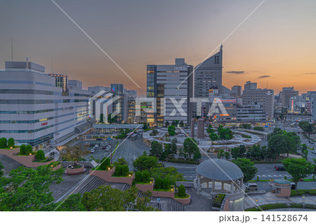 浜松駅北口のバスターミナルと夕景の駅前ビル群【静岡県浜松市中央区砂山町】 浜松駅北口のバスターミナルと夕景の駅前ビル群【静岡県浜松市中央区砂山町】 141528674