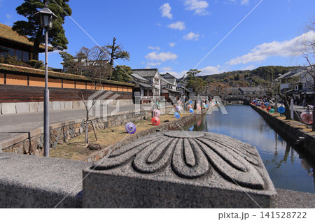 倉敷美観地区の倉敷川の堀割り、今橋から中橋と有隣荘を見る 倉敷美観地区の倉敷川の堀割り、今橋から中橋と有隣荘を見る 141528722