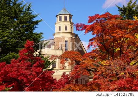 紅葉に包まれる諏訪市 片倉館 141528799