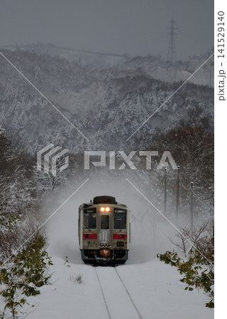 雪の宗谷本線を走る普通列車 雪の宗谷本線を走る普通列車 141529140