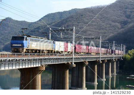 吉井川橋梁を渡る貨物列車 吉井川橋梁を渡る貨物列車 141529230