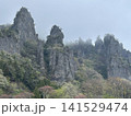 霧がかかった山 141529474
