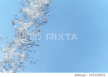 夏の青空に躍動する水しぶきと透明感あふれる文字入れ用コピースペース 141529501