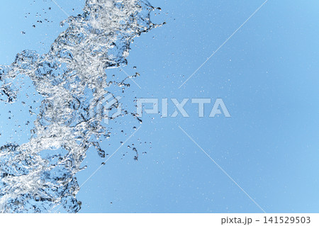 夏の青空に躍動する水しぶきと透明感あふれる文字入れ用コピースペース 夏の青空に躍動する水しぶきと透明感あふれる文字入れ用コピースペース 141529503