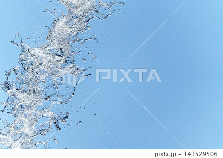 夏の青空に躍動する水しぶきと透明感あふれる文字入れ用コピースペース 夏の青空に躍動する水しぶきと透明感あふれる文字入れ用コピースペース 141529506