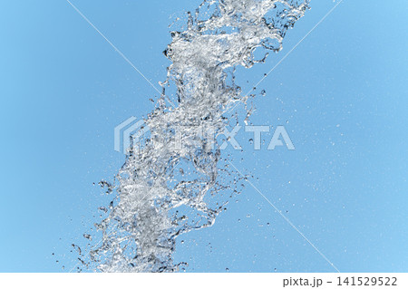 夏の青空に躍動する水しぶきと透明感あふれる文字入れ用コピースペース 141529522