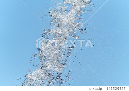 夏の青空に躍動する水しぶきと透明感あふれる文字入れ用コピースペース 141529525