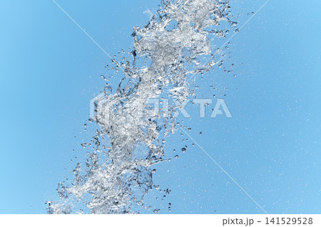 夏の青空に躍動する水しぶきと透明感あふれる文字入れ用コピースペース 141529528
