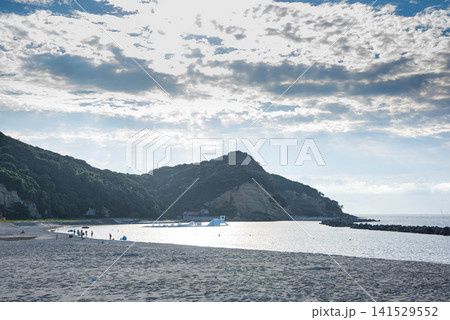 夏空と緑の山に囲まれた海水浴場 夏空と緑の山に囲まれた海水浴場 141529552