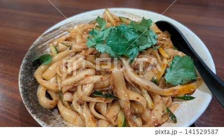 パクチーをのせたピリ辛刀削麺 パクチーをのせたピリ辛刀削麺 141529587