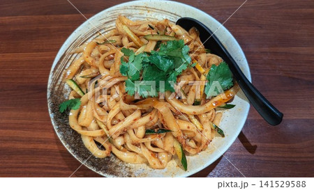 パクチーをのせたピリ辛刀削麺 パクチーをのせたピリ辛刀削麺 141529588