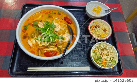 小岩にある「本場タイ料理いなかむら」のトムヤムクンラーメンセット(チャーハン付) 141529605