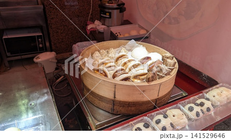 神戸南京町の店頭に並ぶ中華グルメ 神戸南京町の店頭に並ぶ中華グルメ 141529646