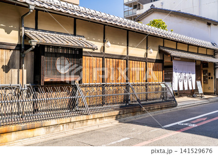 京都　六角通　茶寮　麓寿庵：久保家住宅（今尾景年旧宅、元料亭瓢樹）大正時代の京町家 141529676