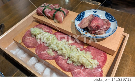 ねぎをのせた牛タンの盛り合わせ 141529712