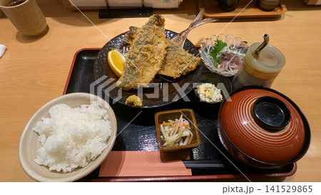 アジフライ定食と刺身小鉢の和食ランチ アジフライ定食と刺身小鉢の和食ランチ 141529865