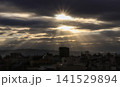 朝の街に降り注ぐ薄明光線 141529894