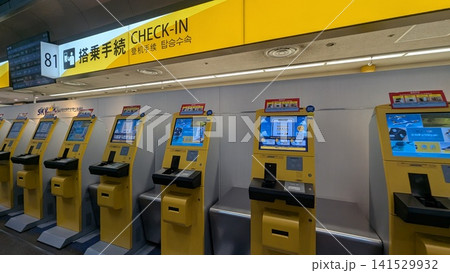 羽田空港に並ぶスカイマークの自動チェックイン機 141529932