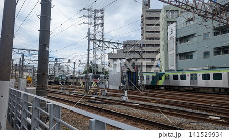 都市部の線路沿いに広がる鉄道車両基地 都市部の線路沿いに広がる鉄道車両基地 141529934
