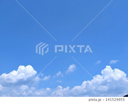 入道雲が浮かぶ夏空と広がる青空の風景 入道雲が浮かぶ夏空と広がる青空の風景 141529955