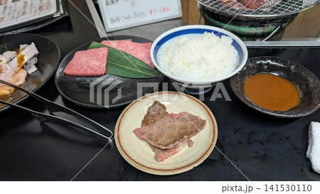 霜降りの松阪牛を焼く焼肉の一皿 霜降りの松阪牛を焼く焼肉の一皿 141530110