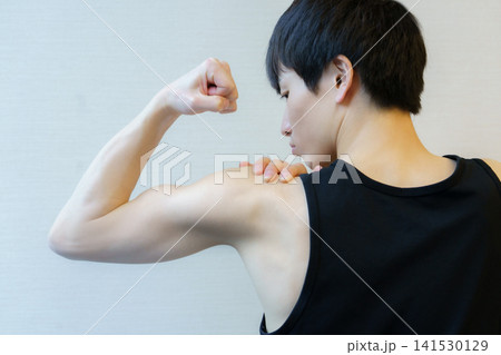 腕の筋肉を見せる若い日本人男性の背中 撮影協力:学校法人電波学園 東京電子専門学校 腕の筋肉を見せる若い日本人男性の背中 撮影協力:学校法人電波学園 東京電子専門学校 141530129