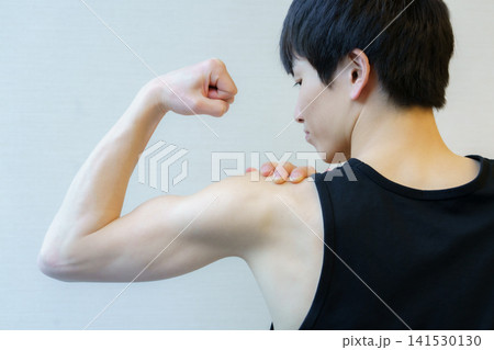 腕の筋肉を見せる若い日本人男性の背中 腕の筋肉を見せる若い日本人男性の背中 141530130