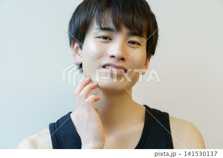 黒いタンクトップを着る若い日本人男性のバストアップのポートレート 黒いタンクトップを着る若い日本人男性のバストアップのポートレート 141530137