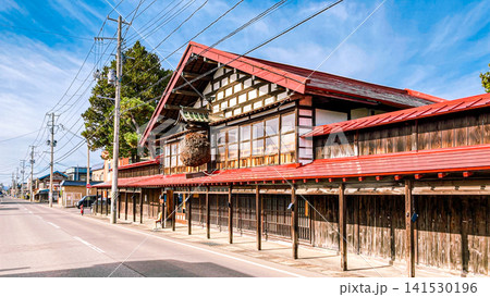 黒石市中町こみせ通り 伝統的なアーケード建築と酒蔵の杉玉が残る風情ある街並み(青森県) 黒石市中町こみせ通り 伝統的なアーケード建築と酒蔵の杉玉が残る風情ある街並み(青森県) 141530196